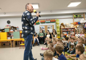Pan Witek śpiewa dzieciom "Ribidibi".