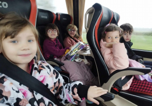 Dzieci siedzą w autobusie podczas drogi do Kina.