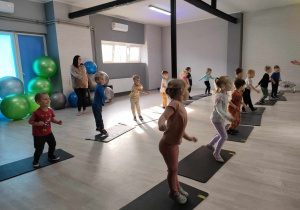 Trening fitness przy muzyce wśród dzieci z grupy "Pszczółek", prowadzony przez p. Iwonę Karczewską z "Endorfina Siłownia & Fitness".