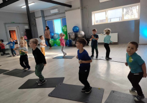 Trening fitness przy muzyce wśród dzieci z grupy "Pszczółek", prowadzony przez p. Iwonę Karczewską z "Endorfina Siłownia & Fitness".
