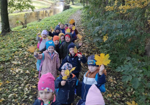 Dzieci z grupy "Pszczółek" w drodze powrotnej z "Endorfiny" ze swoimi jesiennymi liśćmi.