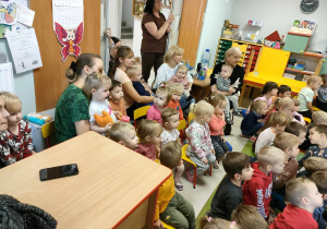 Dzieci młodsze podczas spektaklu teatralnego pt. "Wesoła szkoła".