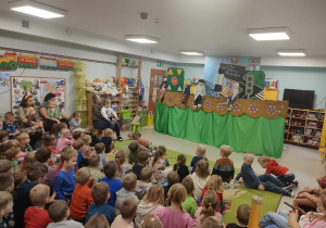 Przedszkolaki w trakcie przedstawienia teatralnego w naszym przedszkolu w sali "Motylków".
