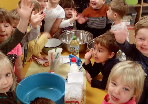 Dzieci z grupy "Motylków" chwilę przed przygotowaniem ciasta na pyszne, domowe bułeczki.