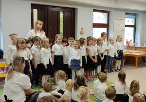 Dzieci z grupy "Skrzatów" recytują wiersz pt. "11 listopada".