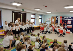 Taniec do piosenki "Płynie Wisła Płynie" w wykonaniu dzieci z grupy "Biedronek". Dzieci ze "Skrzatów" śpiewają.