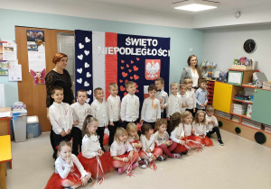 Dzieci z grupy "Biedronek" wraz z ciociami na tle przepięknej dekoracji patriotycznej.