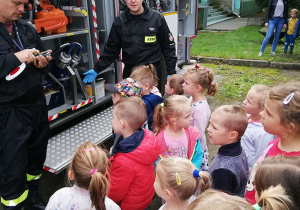 Strażacy i dzieci z "Kaczuszek"