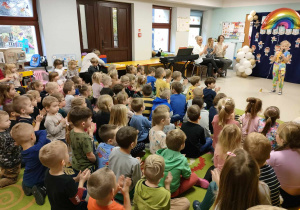 Dzieci na widowni słuchające piosenki, w wykonaniu Amelii ze "Skrzatów".