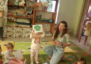 Lilcia prezentuje dzieciom ilustrację sałaty.