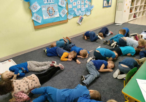Nauczycielka mówi: "Prawo do odpoczynku". Dzieci naśladują odpowiednim gestem oraz ruchem.