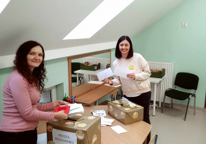 Ciocia Justynka i ciocia Agnieszka podczas przygotowań do dostarczenia listów/kartek do adresatów.