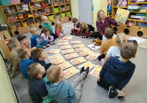 Pani Aleksandra czyta dzieciom z grupy ''Pszczółek'' opowiadanie.