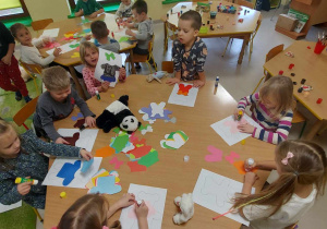 Dzieci z grupy ''Biedronek' podczas tworzenia kreacji dla swojego misia.