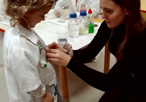 Rozalia z "Motylków" przymierza strój młodego chemika.