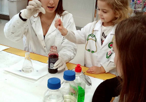 Rozalia z "Motylków" podczas eksperymentu chemicznego.