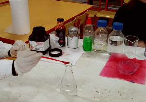 Panie prowadzące prezentują dzieciom następny eksperyment chemiczny.