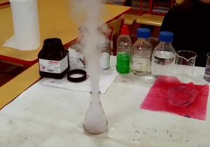 "Chemiczna lokomotywa" - reakcja nadmanganianu potasu z nadtlenkiem wodoru.