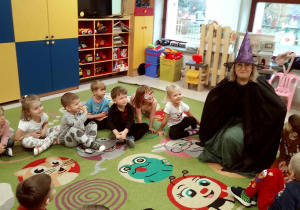 Pani Ola prezentuje się, jako czarodziejka w grupie dzieci młodszych.