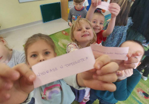 Zgodnie z wróżbą Maja z Bierdonek wygra w "Totolotka" a Gabrysia dostanie dużo prezentów. Dzieci prezentują wylosowane wróżby.