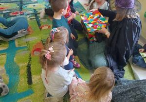 Dzieci z grupy Biedronek poszukują tajemniczych przedmiotów w magicznym pudle.