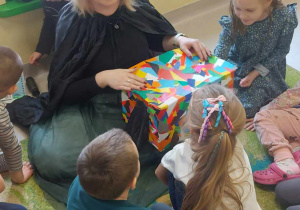 Pani Aleksandra prezentuje dzieciom z Biedronek magiczne pudło.
