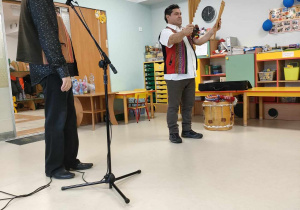 Panowie prowadzący prezentują dzieciom instrument muzyczny - zamponie.