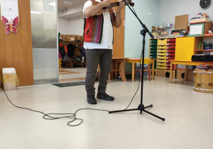 Pan Rafael śpiewa i gra na instrumencie - charango.