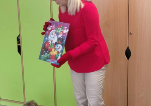 P. Anna Kasprowicz prezentuje dzieciom kalendarz adwentowy.