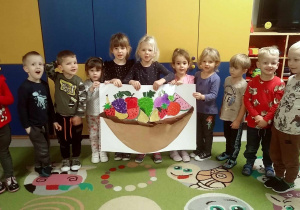 Dzieci z grupy Motylków wraz ze swoją, grupową pracą na konkurs plastyczny.