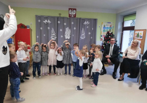 Występ dzieci z grupy "Motylków" wraz z ciocią Agnieszką.