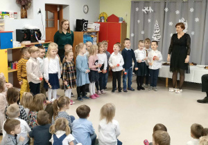 Występ dzieci z grupy "Biedronek" wraz z ciocią Darią oraz ciocią Anią.