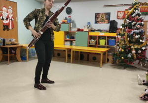 Pani Ania gra na instrumencie dętym drewnianym - fagocie.