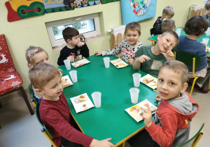 Kilkoro dzieci przy stole podczas zdrowego, drugiego śniadania.