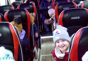 Dzieci z grupy "Motylków" w busie w drodze do Kina "Górnik" w Łęczycy.