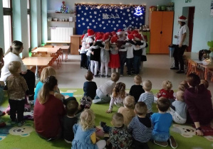 "Święta w Nas" - taniec do piosenki w wykonaniu dzieci z grupy "Pszczółek".