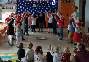 4,5-letnie dzieci z grupy "Pszczółek" podczas tańca do piosenki "Pachnie świętami", przy użyciu dzwoneczków.