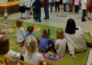 Taniec w parach przy piosence "Pachnie świętami" w wykonaniu "Pszczółek". Dzieci mają na rączkach przyczepione dzwoneczki.