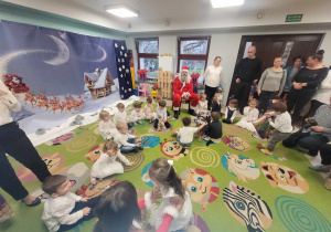 Dzieci z grupy "Motylków" podczas otrzymywania prezentów od Świętego Mikołaja.