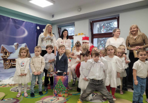 Dzieci z grupy "Motylków" wraz z ciociami, Świętym Mikołajem a także p. Dyrektor.