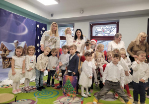 Dzieci z grupy "Motylków" wraz z ciociami, Świętym Mikołajem a także p. Dyrektor.
