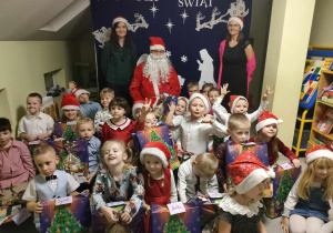 Dzieci z grupy "Pszczółek" wraz z ciociami oraz Świętym Mikołajem.