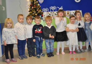 Kilkoro dzieci z grupy "Żabek" podczas Uroczystości Choinkowej.