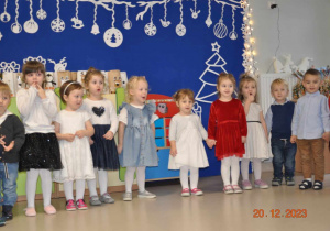 Kilkanaście dzieci z grupy "Żabek" podczas Uroczystości Choinkowej.