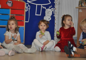Czworo dzieci z "Żabek" w trakcie występu na Uroczystości Choinkowej.