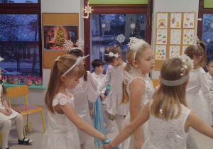 Taniec dzieci z najstarszej grupy "Skrzatów".