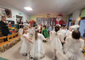 Taniec dzieci z najstarszej grupy "Skrzatów".