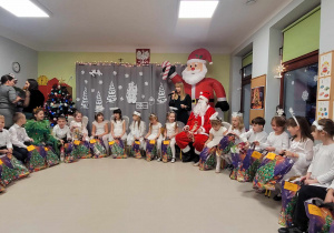Wszystkie dzieci z grupy "Skrzatów" wraz ze swoimi upominkami od Świętego Mikołaja.