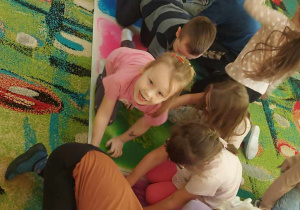 Zabawa przy użyciu kolorowych, sensorycznych płytek wśród dzieci z grupy "Biedronek".