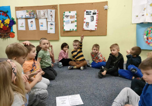 Dzieci siedzą w kole na dywanie podczas pogadanki o tym, jak możemy dbać o czyste powietrze.